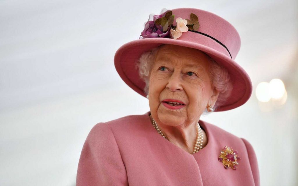 Saying goodbye to her subjects: the Queen's image was seen in the sky on the day of her death 31