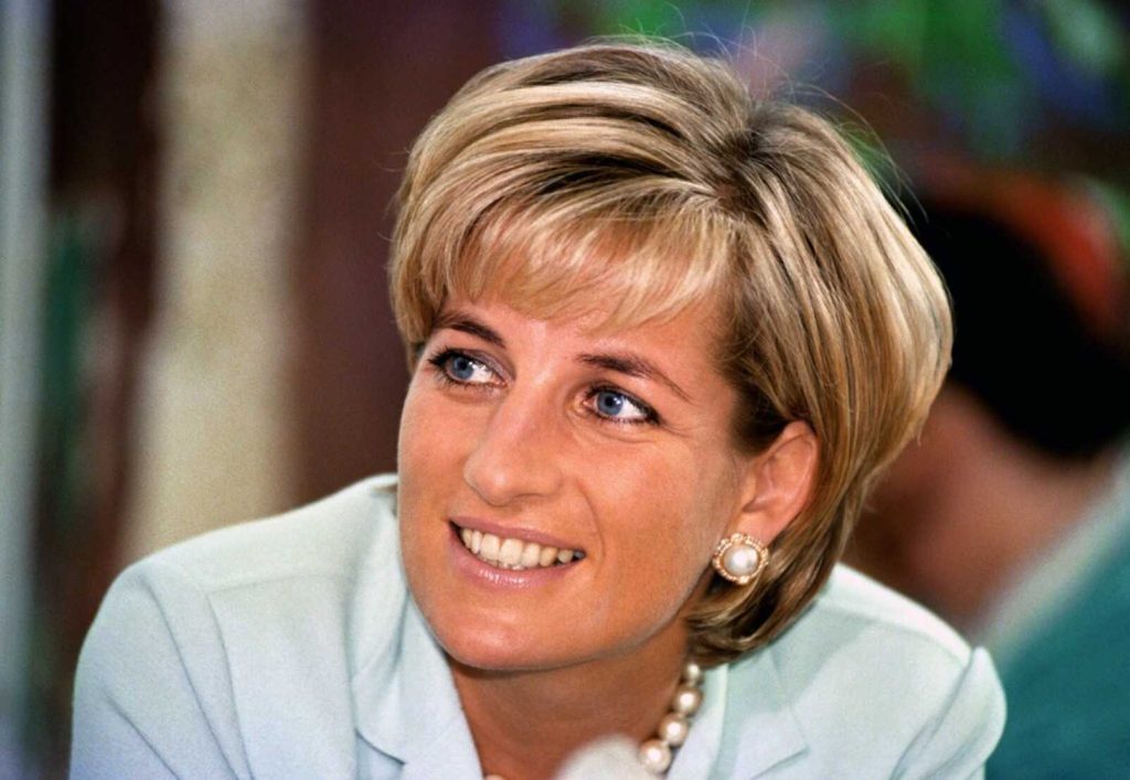 Princess Diana did something that other members of the Royal Family did not dare to do 1