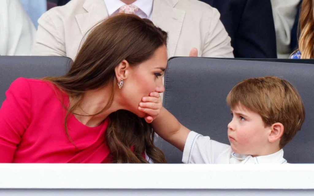 4-year-old Prince Louis charmed everyone at the Christmas service 7