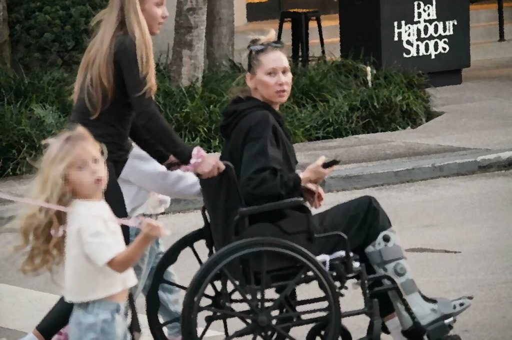 Anna Kournikova was spotted in a wheelchair. Fans are concerned 3