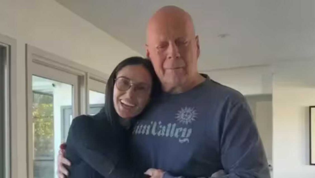 Bruce Willis can no longer speak or read and has difficulty walking 2 Bruce Willis can no longer speak or read and has difficulty walking 1